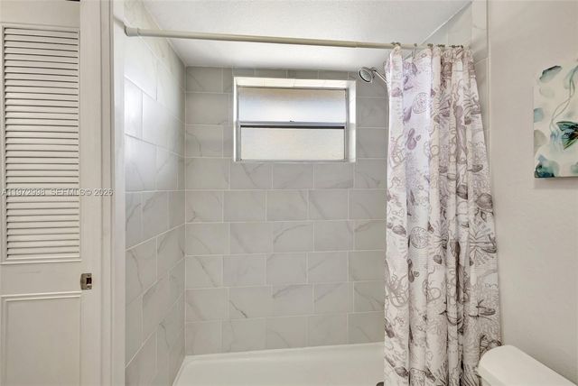 5002 NW 35th St 306, Lauderdale Lakes, FL 33319