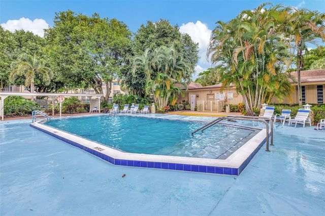 5002 NW 35th St 306, Lauderdale Lakes, FL 33319