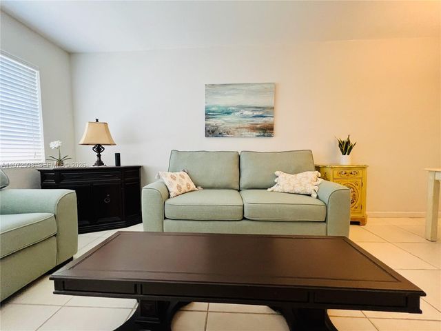 5002 NW 35th St 306, Lauderdale Lakes, FL 33319