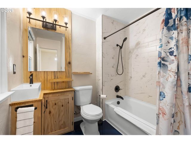 6810 Ne HANCOCK St, Portland, OR 97213