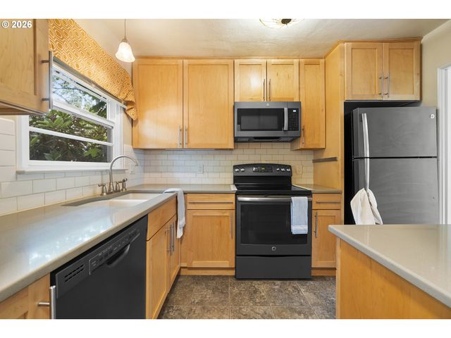 6810 Ne HANCOCK St, Portland, OR 97213