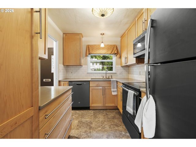 6810 Ne HANCOCK St, Portland, OR 97213