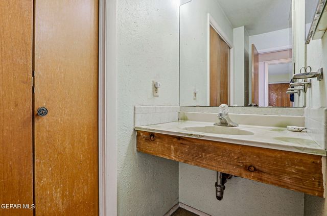 5608 ROSA Avenue, El Paso, TX 79905