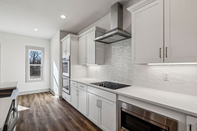 1370 Reda Dr, Clarksville, TN 37042