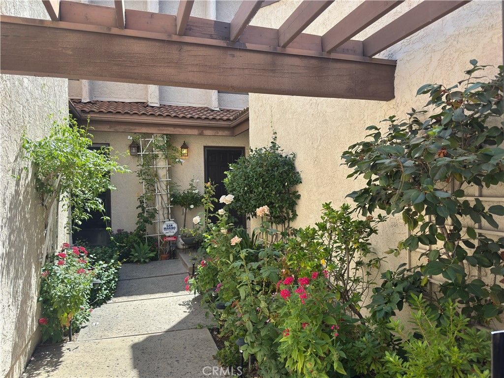 1138 Las Riendas Way, Pasadena, CA 91107