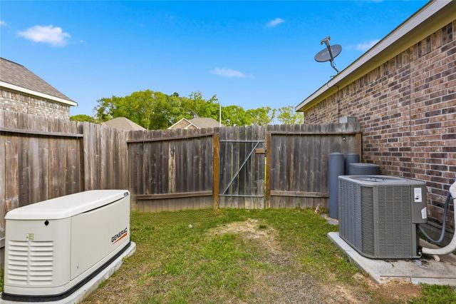 658 W Linnwood Drive, New Caney, TX 77357