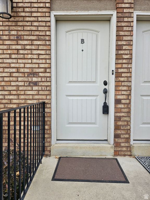 Image 2 of property listing at 1461 N AMIRON WAY #B, Orem, UT 84057