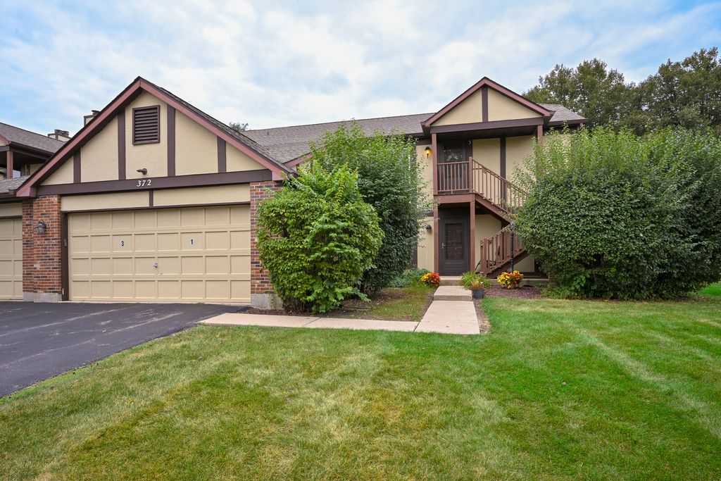 372 Sandhurst Circle 3, Glen Ellyn, IL 60137
