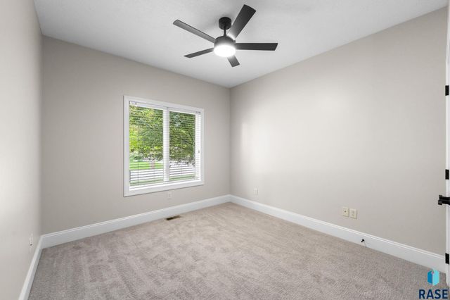 6205 S Pinehurst Ct Court, Sioux Falls, SD 57108