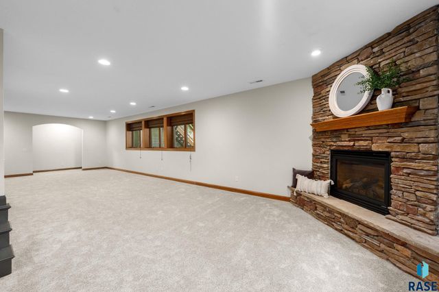 6205 S Pinehurst Ct Court, Sioux Falls, SD 57108