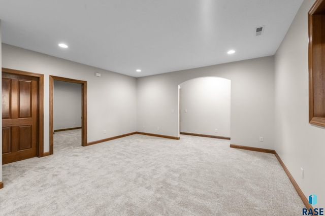 6205 S Pinehurst Ct Court, Sioux Falls, SD 57108