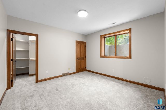 6205 S Pinehurst Ct Court, Sioux Falls, SD 57108