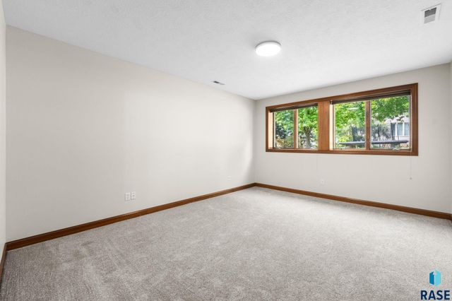 6205 S Pinehurst Ct Court, Sioux Falls, SD 57108