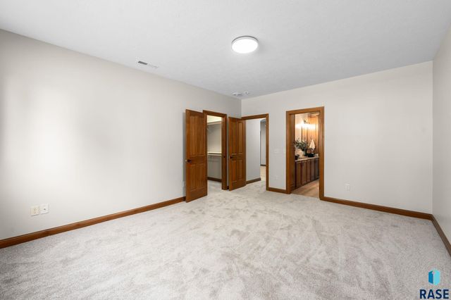 6205 S Pinehurst Ct Court, Sioux Falls, SD 57108