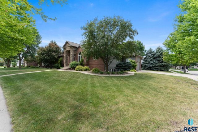6205 S Pinehurst Ct Court, Sioux Falls, SD 57108