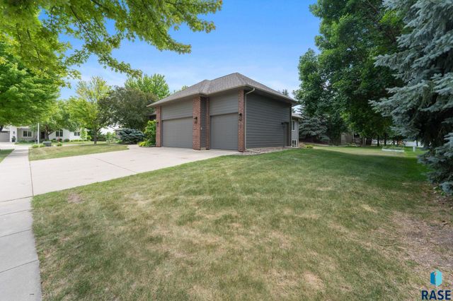 6205 S Pinehurst Ct Court, Sioux Falls, SD 57108