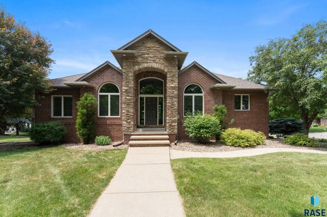 6205 S Pinehurst Ct Court, Sioux Falls, SD 57108