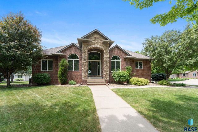 6205 S Pinehurst Ct Court, Sioux Falls, SD 57108
