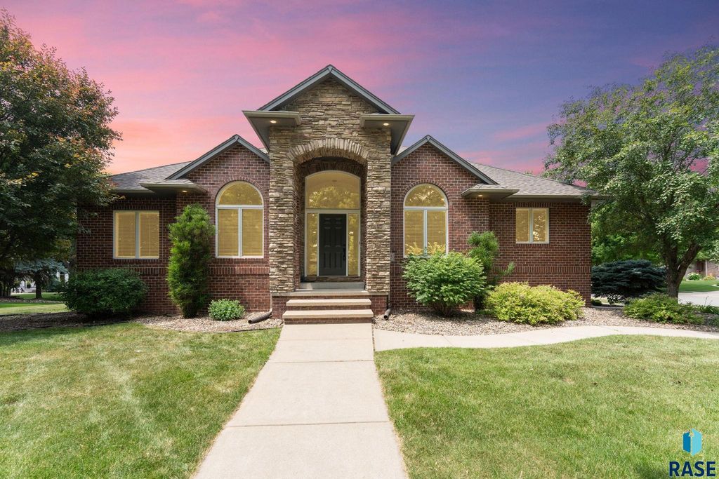 6205 S Pinehurst Ct Court, Sioux Falls, SD 57108