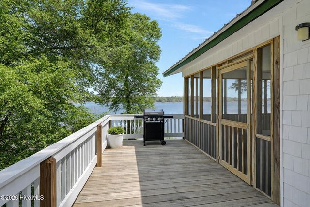 725 Chadwick Shores Drive, Sneads Ferry, NC 28460