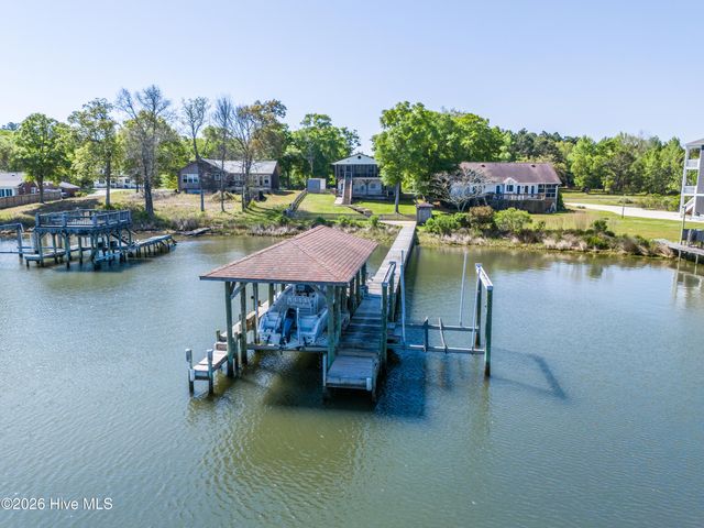 725 Chadwick Shores Drive, Sneads Ferry, NC 28460