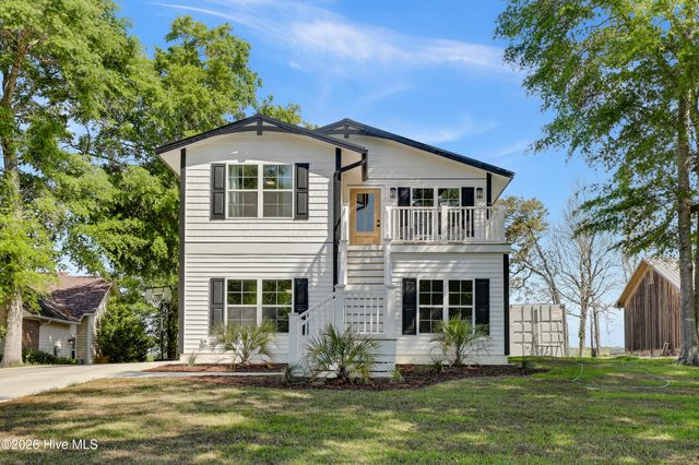 725 Chadwick Shores Drive, Sneads Ferry, NC 28460