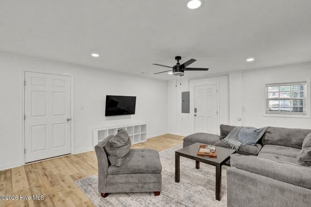 725 Chadwick Shores Drive, Sneads Ferry, NC 28460