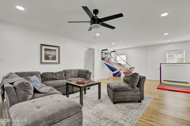 725 Chadwick Shores Drive, Sneads Ferry, NC 28460