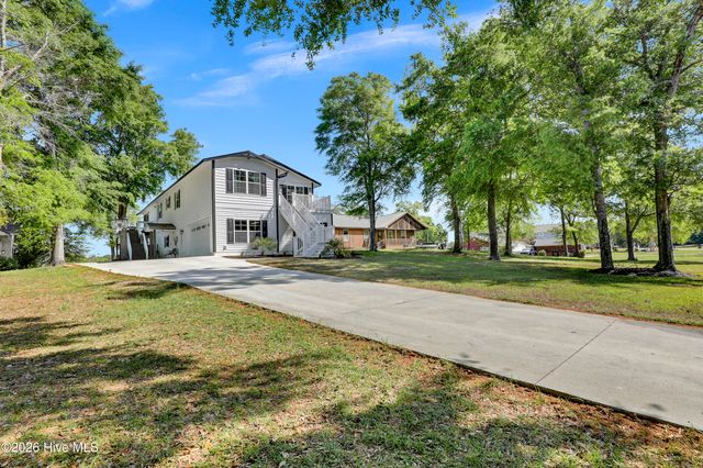 725 Chadwick Shores Drive, Sneads Ferry, NC 28460