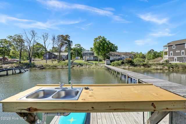 725 Chadwick Shores Drive, Sneads Ferry, NC 28460