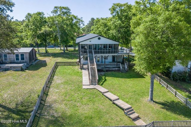 725 Chadwick Shores Drive, Sneads Ferry, NC 28460