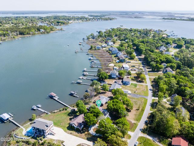 725 Chadwick Shores Drive, Sneads Ferry, NC 28460