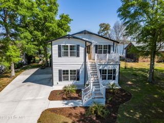 725 Chadwick Shores Drive, Sneads Ferry, NC 28460