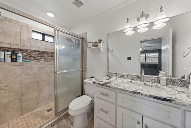 216 Hillside Drive, Hewitt, TX 76643