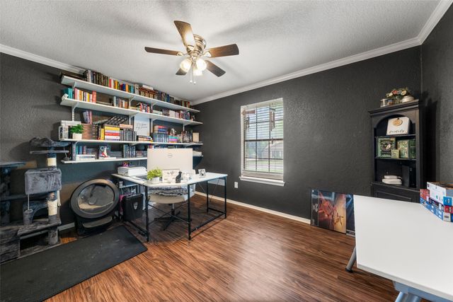 216 Hillside Drive, Hewitt, TX 76643