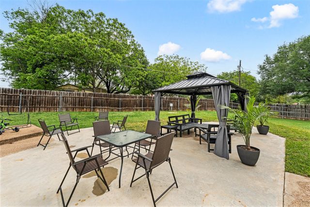 216 Hillside Drive, Hewitt, TX 76643