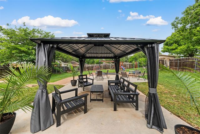 216 Hillside Drive, Hewitt, TX 76643