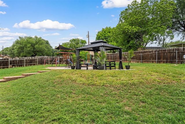 216 Hillside Drive, Hewitt, TX 76643