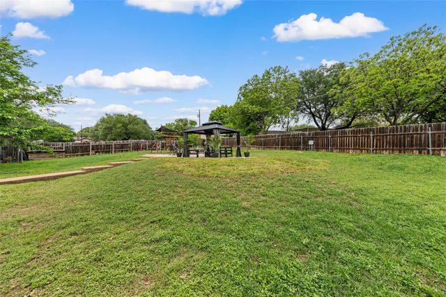 216 Hillside Drive, Hewitt, TX 76643