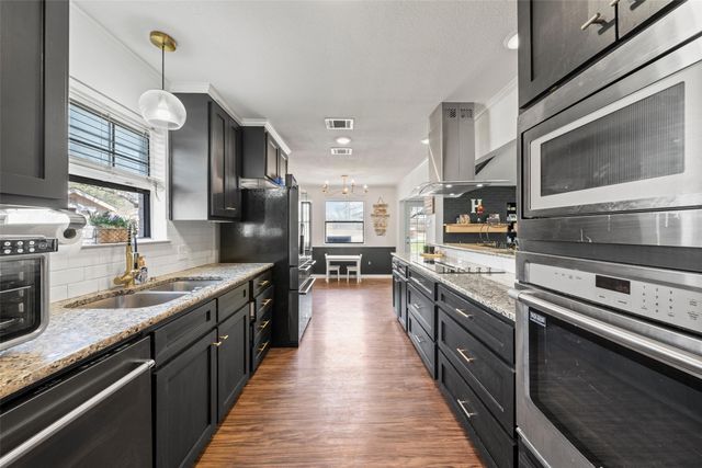 216 Hillside Drive, Hewitt, TX 76643