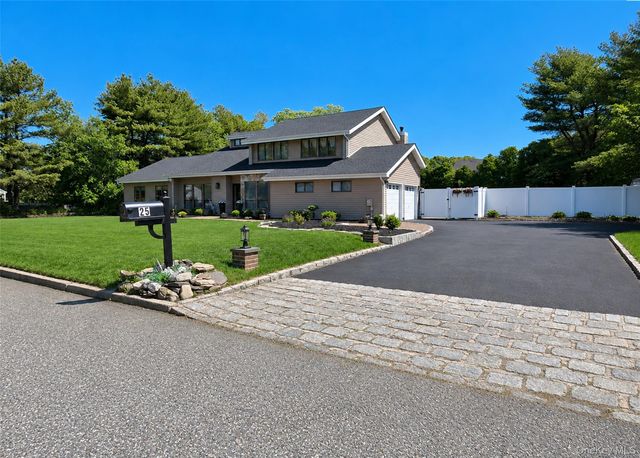 25 Vineyard Way, Mount Sinai, NY 11766