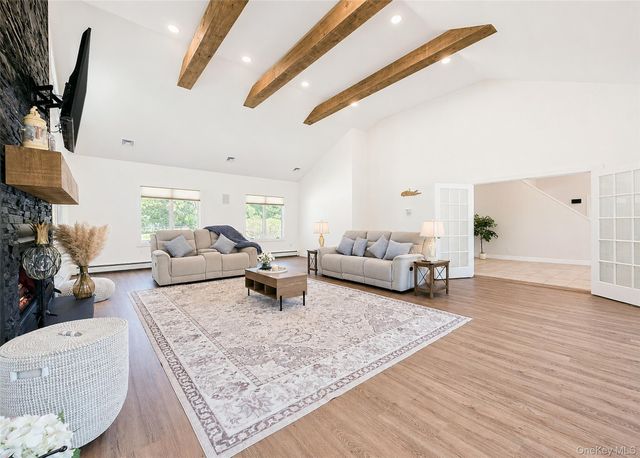 25 Vineyard Way, Mount Sinai, NY 11766