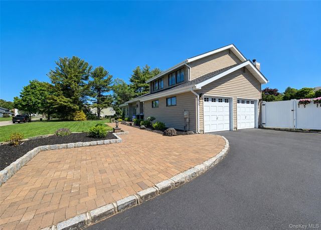 25 Vineyard Way, Mount Sinai, NY 11766