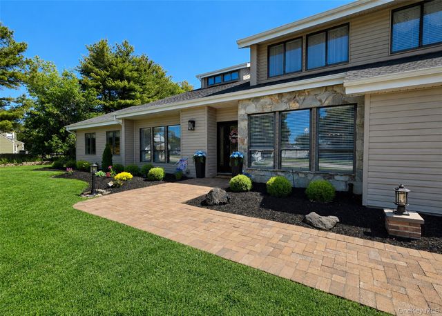 25 Vineyard Way, Mount Sinai, NY 11766