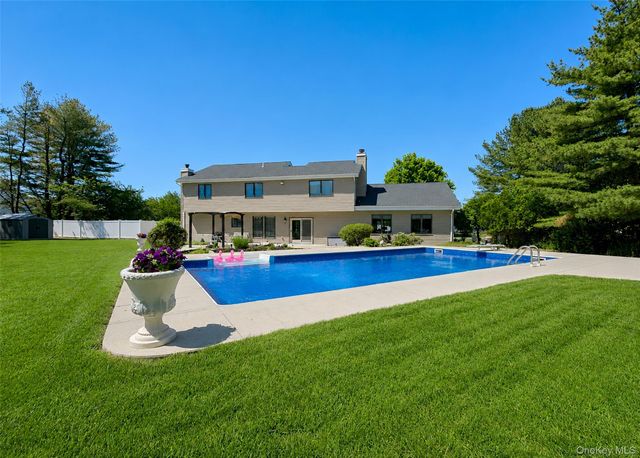 25 Vineyard Way, Mount Sinai, NY 11766