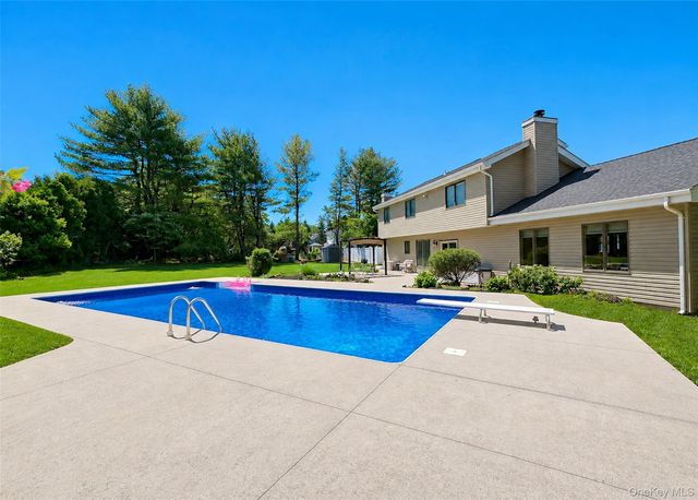 25 Vineyard Way, Mount Sinai, NY 11766