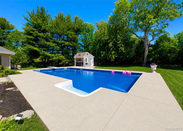 25 Vineyard Way, Mount Sinai, NY 11766