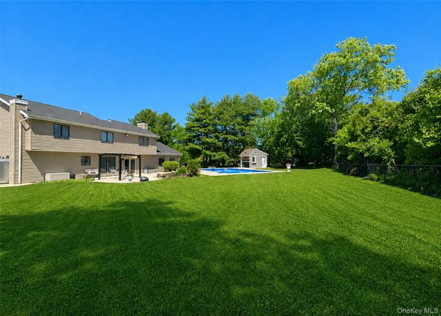 25 Vineyard Way, Mount Sinai, NY 11766