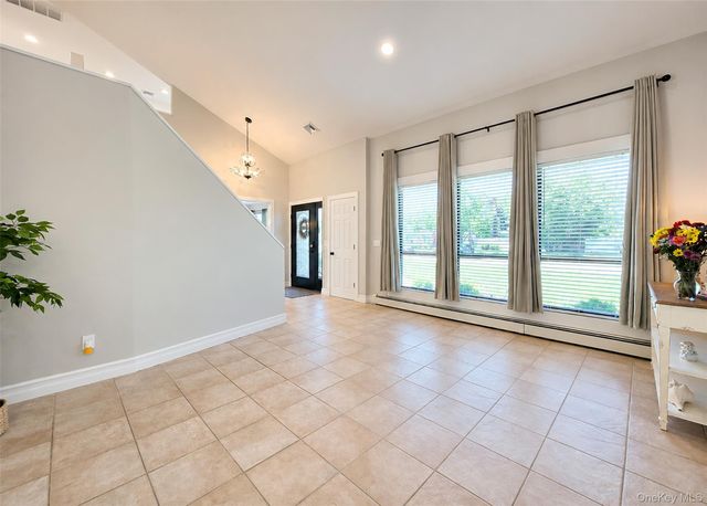 25 Vineyard Way, Mount Sinai, NY 11766