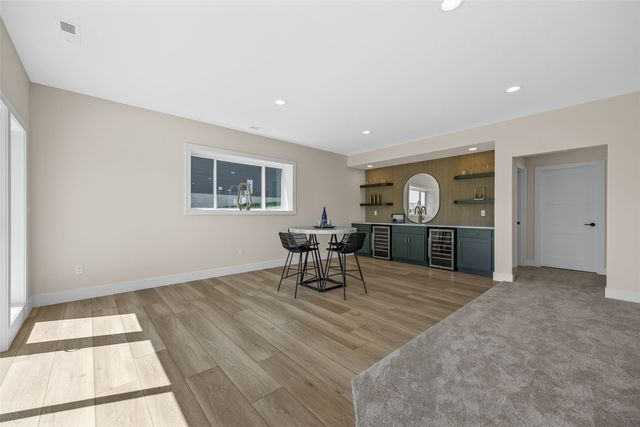 5501 Silver Ridge Rd, Marion, IA 52302